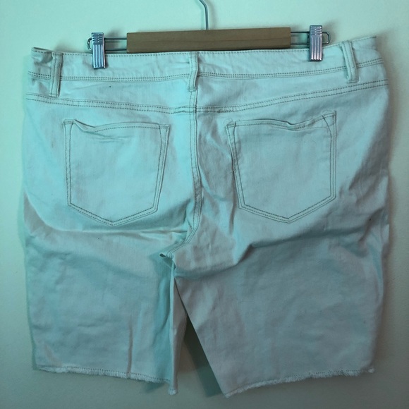 Size 17 Mossimo Bermuda shorts - Picture 2 of 3